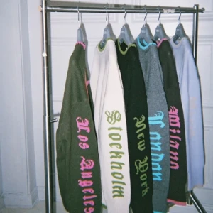 Cloyes stickad tröja  - Intressekoll på denna tröja från Cloyes, Chloe Shuterman. Storleken är one size men passar allt från S-L! Skriv privat för flera bilder :) Nypris 4800, helt slutsåld.