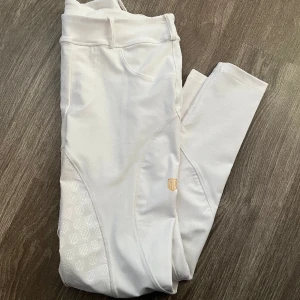 Ridbyxor  - Super fina maya delorez ridtights, använda några gånger så väldigt fint skick! Nypris 1299 stl M