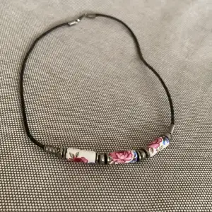 Fint vintage halsband fick av farmor när jag var liten den var gammal redan då. Tycker det är synd att den bara ligger så nu får någon annan använda det! 🥰