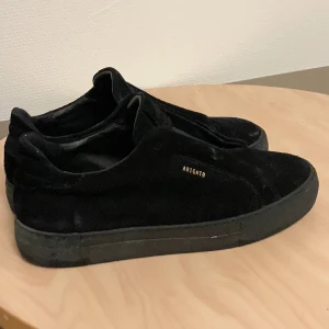 ARIGATO SKOR - ARIGATO skor. har haft dom i 2-3 veckor och min mamma slängde kartongen och kvittot så har bara skorna. Säljer dom för använder dom inte längre  