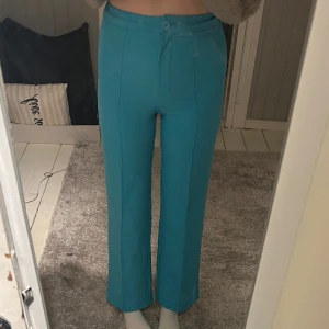 Blåa kostymbyxor  - Säljer mina blåa kostymbyxor köpta på primark för 2 år sedan! De har tyvärr blivit för korta på mig. Använda några fåtal gånger. Nyskick🩷