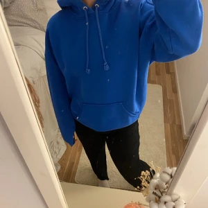 Hoodie  - Jättefin hoodie från Bikbok. Är välanvänd så inte nyskick men har inga skador. Innertyget är inte lika mjukt som när man precis köpt den men fortfarande jätteskön och varm. Färgen är så fin och gör outfits färgglada och fina❤️❤️