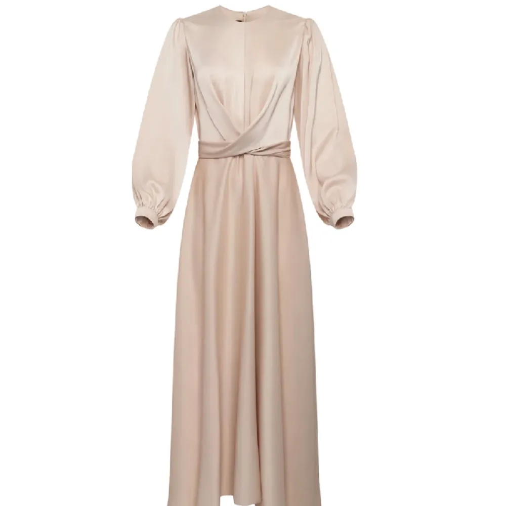 Fin beige satin klänning köpt för 1500kr säljs för 500kr , priset kan diskuteras. Storlek M. Använd bara en gång. . Klänningar.