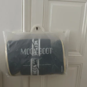 Moon Boot Icon - Moon Boots höga modell Icon i svart!  Helt oanvända, inköpta från Zalando i vintras. Storleken är 45, men jag har 43 och de passar perfekt. Ska enligt beskrivningen fungera upp till stl. 47 ☺️Originalpris 2 250 kr! 