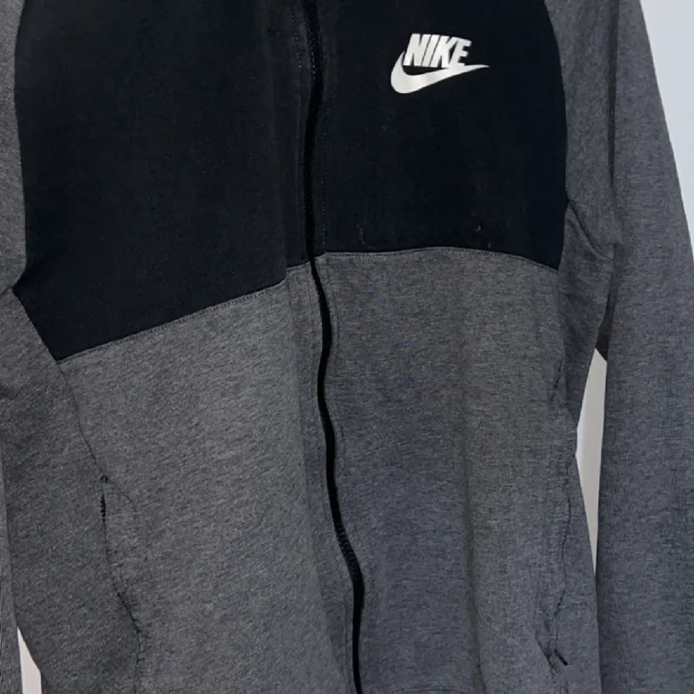 Nike kofta grå väldigt stilig bra pris. Hoodies.