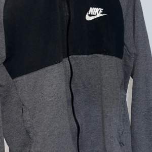 Nike kofta grå väldigt stilig bra pris