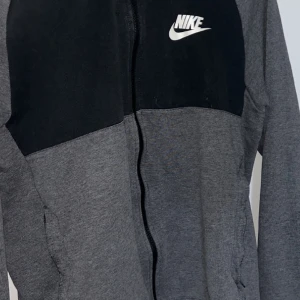 Nike kofta - Nike kofta grå väldigt stilig bra pris