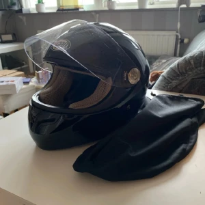 Mopedhjälm - En mopedhjälm som knappt blivit använd. Storlek S (55/56) med inbyggt visir som man kan fälla upp och ner som funkar som det ska. Även ett spänne under hakan som är helt och funkar bra. Finns fler bilder om det önskas. Pris kan diskuteras☺️
