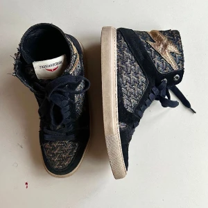 Zadig & Volatire Skor - Supersnygga Zadig & Voltaire skor. Har använts men är fortfarande i väldigt bra skick. Säljer då jag har flera liknande skor. Köptes för ca 4300kr.