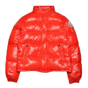 Säljer nu min Moncler Everest Down jacka då den inte kommer till användning. Gott skick och köpt från haiendoshop för 4000 kr. Priset går att diskutera🩶