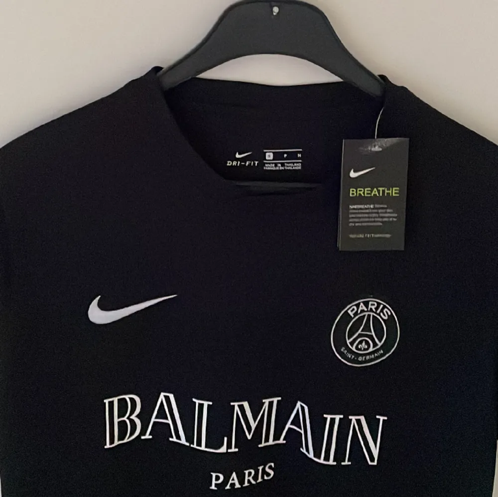 Psg x Balmain t-shirt. Pris 399kr. Storlek S. T-shirts.