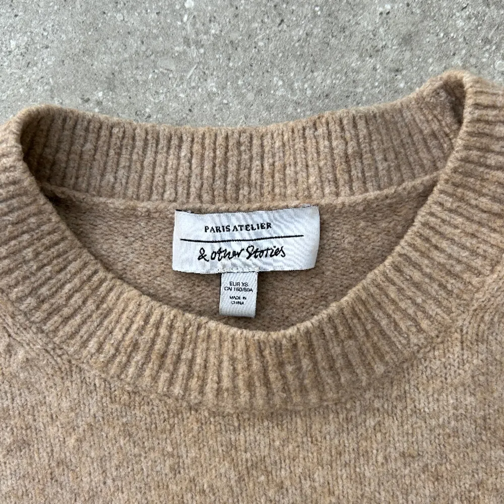 Säljer denna jättefina tröja som är i nyskick och bara använd ett fåtal gånger. Stl Xs. Köptes för 499kr.. Tröjor & Koftor.