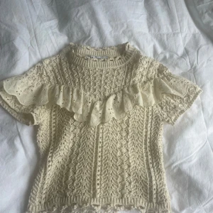 Zara volang topp - Säljer denna jättefina volang toppen från zara i storlek s. Säljer då den ej kommit till användning. 