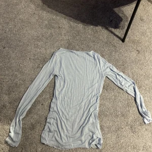 Intimissimi tröja - Intimissimitröja storlek M, använd 1 gång. 200kr+ frakt. Den är babyblå i färgen