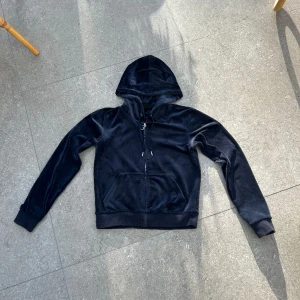 Juicy tröja - Säljer nu min fina mörkblåa juicy tröja i stl M. Passar även XS-S. Säljer då den inte kommer till användning längre. Tröjan är i nyskick och endast använd ett fåtal gånger.