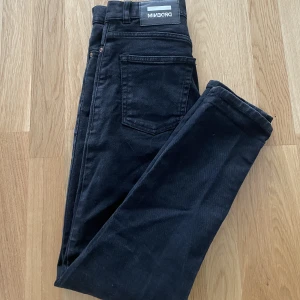 Jeans - Momjeans högmidjad i strl: 25 använda 1 gång. Kommer tyvärr inte till användning.  