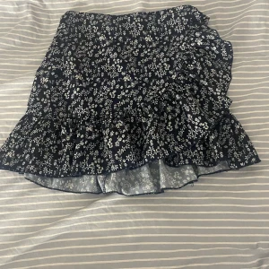 Kjol - En fin kjol med knyte på sidan. Säljer då den inte kommer till användning 