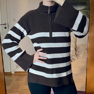 Stickad randig tröja 🤎 - Stickad randig tröja med dragkedja och krage från BikBok 🤎🤍