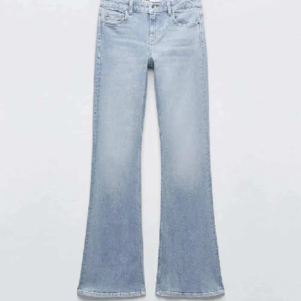 Snyggaste jeansen från zara i ljusblå! Passar till allt! Jag har sytt upp dem ungefär 1 cm så dem är perfekta till mig som är 166 💕❤️. Jeans & Byxor.