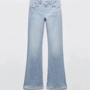 Blå zara jeans - Snyggaste jeansen från zara i ljusblå! Passar till allt! Jag har sytt upp dem ungefär 1 cm så dem är perfekta till mig som är 166 💕❤️