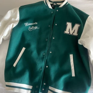 College jacka från H&M - Säljer min underbara collegejacka från H&M i strl S! 😍 Super super fin till vår & sommar, säljer pga den ej kommit till användning de senaste!  Använd några gånger🤍  Skickar gärna fler bilder på jackan :)  Inköpspris 699 