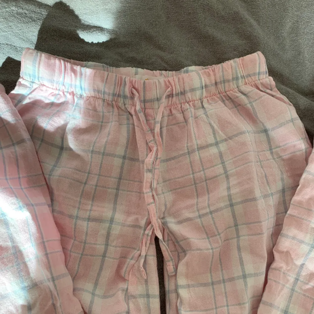 Helt nya skitfina rutiga lågmidjade pyjamasbyxor från Gina Tricot i storlek 158/164 men sitter som xxs. Jag har själv sytt om dem till lågmidjade och dem sitter väldigt snyggt och lågt men är tyvärr för små. Pris kan diskuteras. Jeans & Byxor.