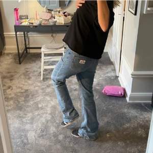 Sjukt coola jeans från Wrangler i strl W28 L32. Midjemåttet är ca 38cm och innerbenslängden ca 83 cm! Använda några gånger! Nypris ca 1000kr❤️