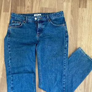 Lågmidjade jeans från pull&bear i färgen blå, stl 38. Säljer då dom inte passar💓 hör av er för mer info! Pris går att diskutera.