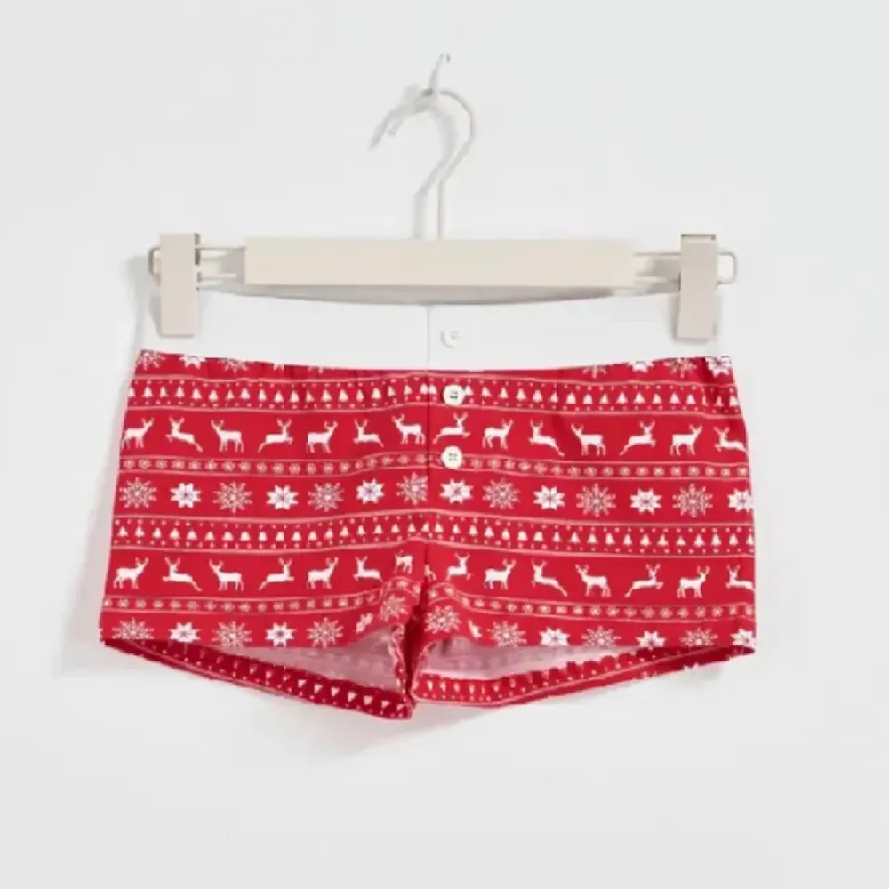 gulliga pyjamas shorts från Gina young i storlek 146/152 typ som xs, har endast använts 1 gång då dem är för små för mig. Shorts.