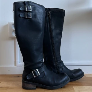 Skor - Stövlar i stl 37, sparsamt använda. 100kr Kängor ifrån Ellos i stl 36. Bra skick. 100kr Klackskor i stl 36 i helt okej skick. 50kr