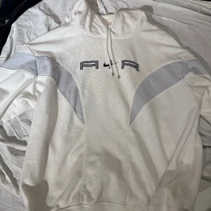 Nike tröja - En Nike tröja i gott skick i storlek xs men skulle passa storlek S också. Köpt för ett tag sedan men inte använt så mycket utan mest hängt i garderoben 