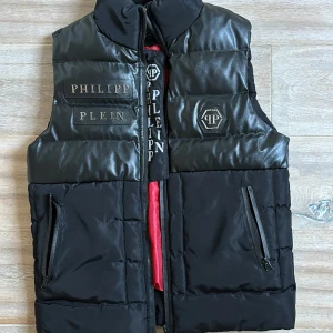 Philipp Plein Väst - Säljer min Philipp Plein väst som jag köpte för 1500kr. Använder inte längre, det är 8/10 skick. Säljer den för 599kr men pris kan diskuteras.