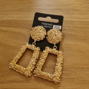 Guldiga statement örhängen  - Oanvända 