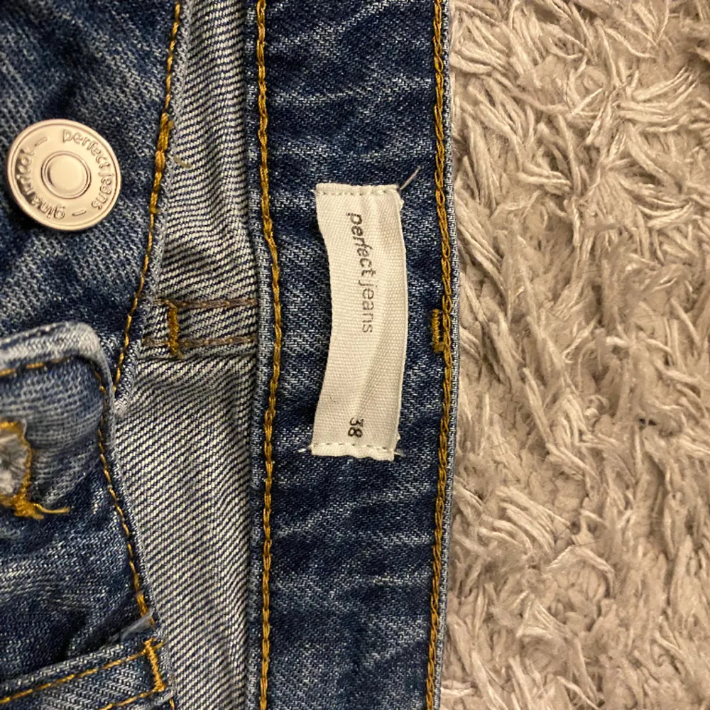 mörk blå low waist jeans i storlek 38, super fina och bekväma. Jeans & Byxor.