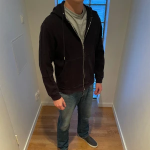 Marinblå ziphoodie - Marinblå Zara ziphoodie. Bra skick! Nypris ca 450kr