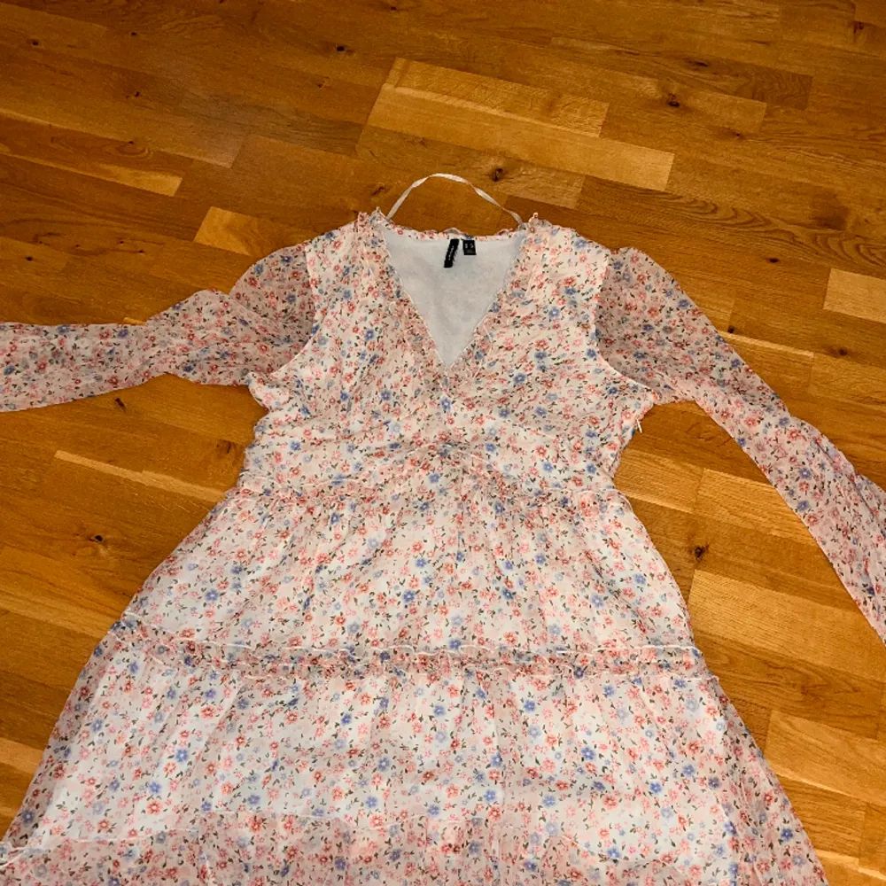 Säljer denna söta klänning från vero moda🌸🌺De är storlek XL. Blommigt motiv. Kan hämtas och skickas. Kunden står för frakt.. Klänningar.