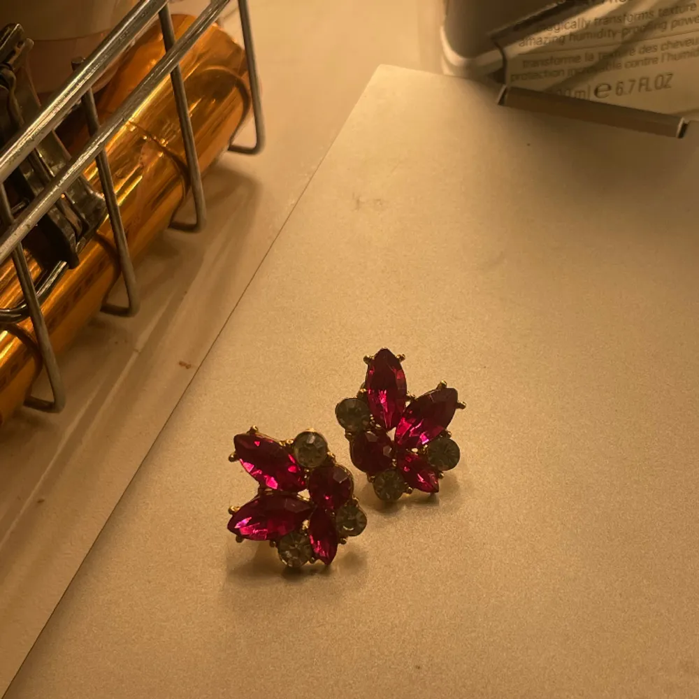 Superfina unika örhängen med rosa diamanter i nyskick 💖säljer även likadana i grönt 💚🧚‍♀️🧚‍♀️. Accessoarer.