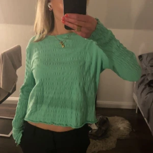 Grön topp - Säljer denna söta topp ifrån veromoda, inköpt för två år sedan och aldrig använd. Storlek s men passar även m då den är lite stor🪐🌟