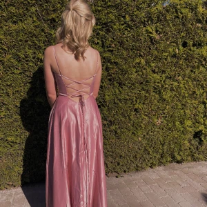 Balklänning - Säljer en superfin balklänning från JJ’s House!😮‍💨💅🏼 Fint skick då jag endast har använt den en gång på min bal förra året! ✨                                                             Är i färgen dammrosa 💗 