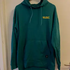 Mörkgrön hoodie med tryck 