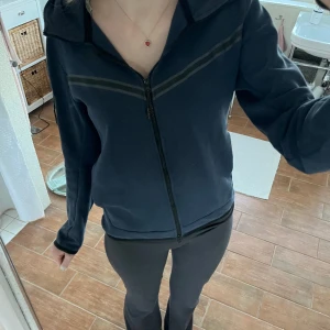 Nike tech fleece - Mörkblå Nike tech fleece, köpt på jd för 1250kr❤️inga defekter vad jag har kunnat se förutom en liten vit prick (se bild 2) som knappt är synlig, därav priset❤️priset går alltid att diskutera🙏🏼(tröjan är S i herrstorlek och passar mig som har M) 