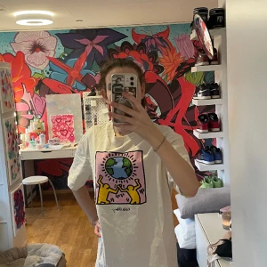 Oversized tröja  - Jätteskön oversized tröja som knappt är använd! Den har ett tryck i fram med en text under och så är det en liten text i bak på tröjan 