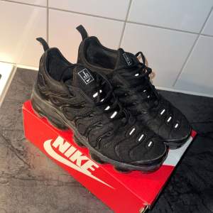 Tjena säljer ett par vapormax plus i size 45 cindotion 9/10 säljs på grund av att de inte är min stil längre 1.1