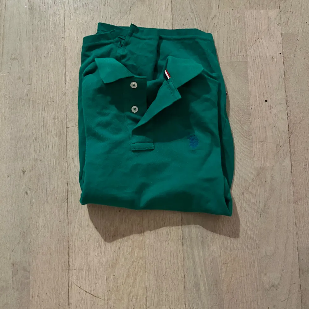 Grön Polo Piké- helt oanvänd.  Storlek 12-13 år.. T-shirts.