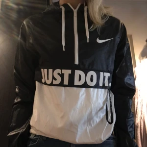 Nike jacka stl S - Nike jacka/ windbreaker i storlek S, använd fåtal gånger och i perfekt skick.