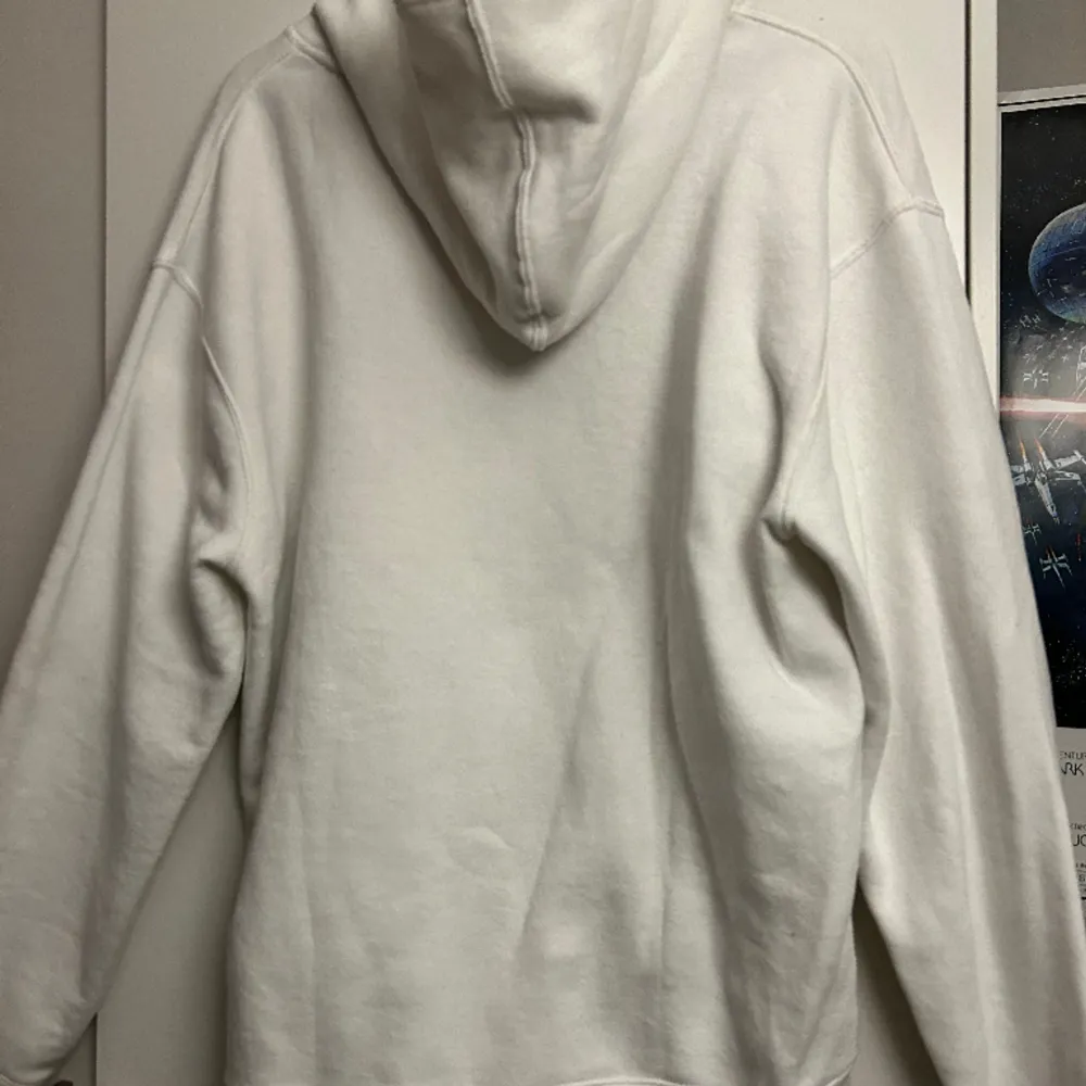 Abundant vit hoodie med stort tryck Använd fåtal gånger . Hoodies.