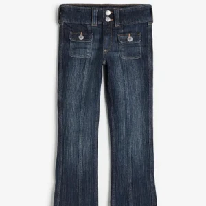 Bootcut low jeans hm!! - Säljer eventuell mina populära bootcut jeans från hm som är helt slutsålda. De är i strl 164 men passar nog även 32. Det är i jättefint skick💞💞😇 SKRIV INNAN KÖP NU