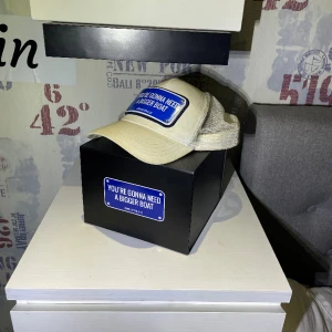 John hatter  - Säljer nu min keps som är i lite sämre skick men allt tillbehör medföljer.