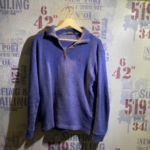 Ralph lauren  - Säljer min tröja pga den inte passade men överlag är den väldigt skön att ha på sig och den är i bra skick.