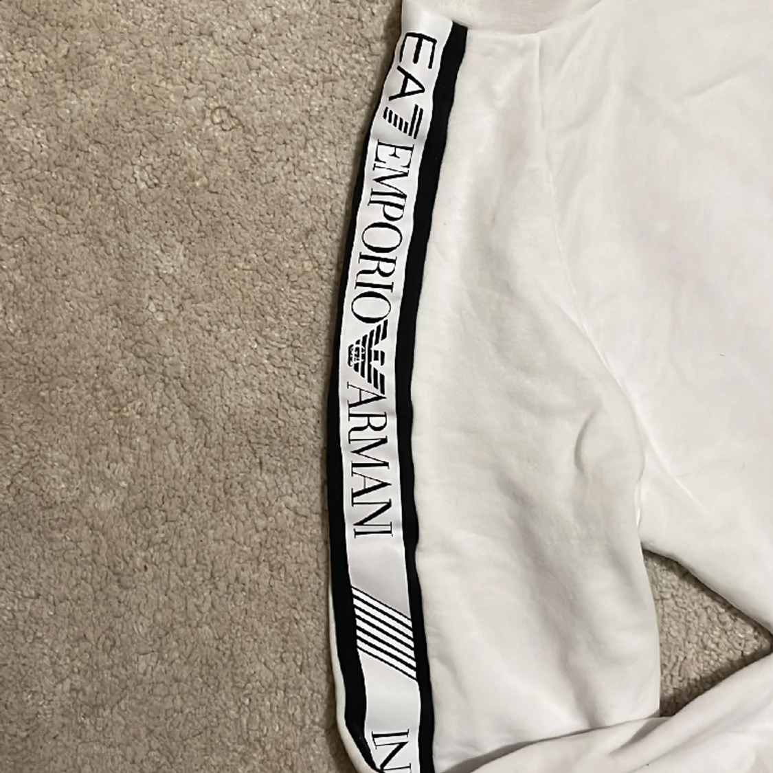 EA7 Emporio Armani Vit Sweatshirt - Exklusiv Stil till Ett Förmånligt Pris! - 90